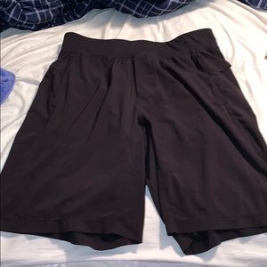 Men’s Lulu shorts w/ side pockets. 11” inseam